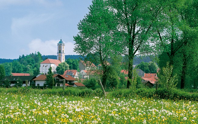 Blick zur Kirche von Bad Birnbach