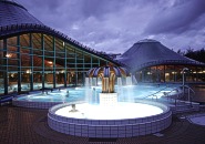 Außenansicht der Solemar Therme in der Dämmerung